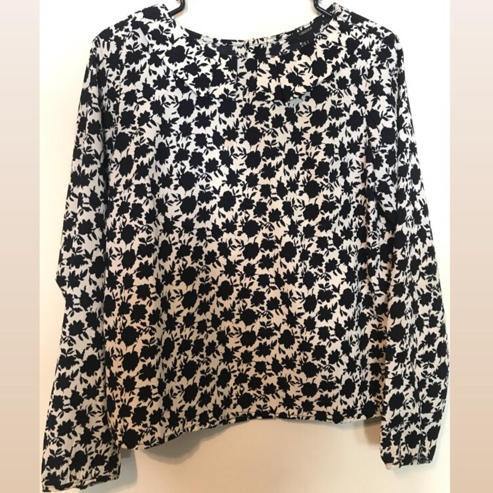 Black/white floral top